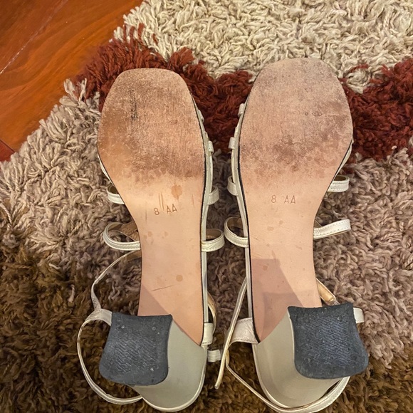 Beautiful cream/light beige shoe a 2.5 in heel - Picture 4 of 5